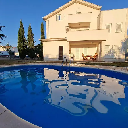 Mali San Διαμέρισμα Τρογκίρ