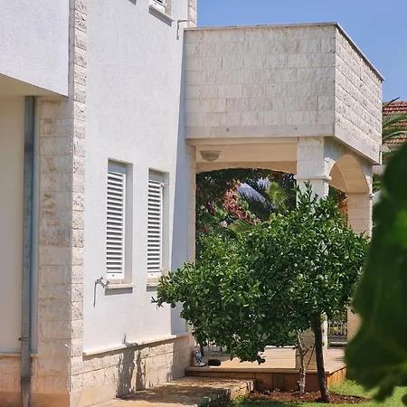 Apartment Mali San *